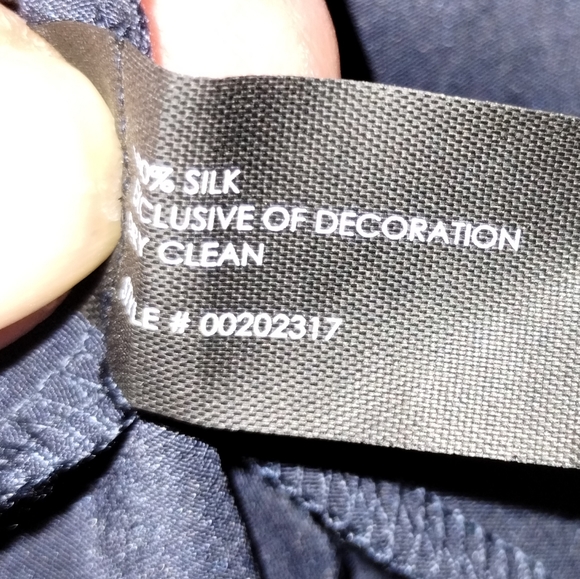 Club Monaco silk dress size 12, so soft beautiful color navy, sleeveless, pleats - Picture 7 of 8